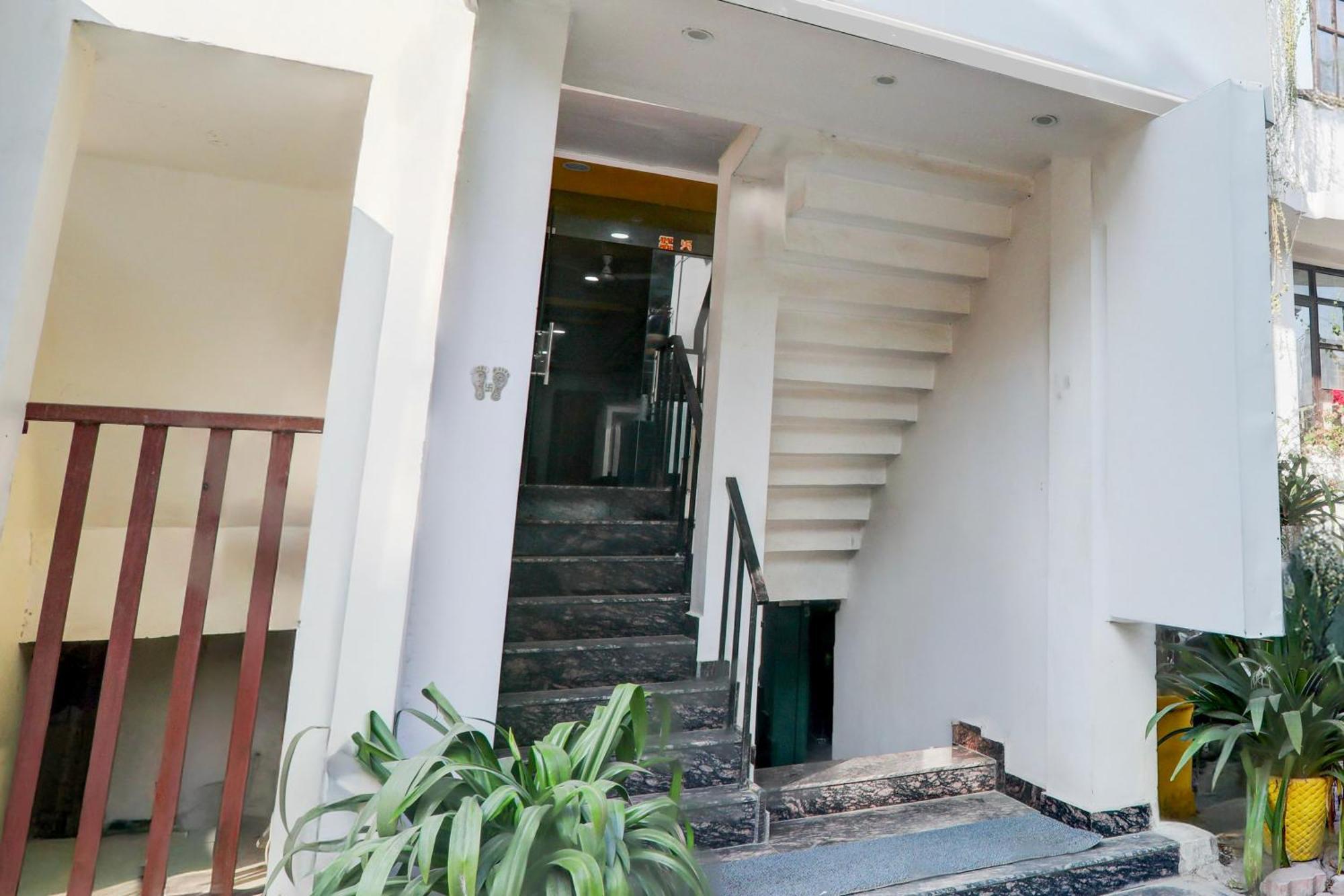 Super Hotel O Insaf Nagar Munshipuliya Formerly Vibrant Chinhat Exteriör bild